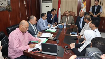 محافظ سوهاج يتفقد غرفة عمليات مديرية التعليم ويتابع امتحانات الثانوية العامة