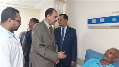 محافظ سوهاج يطمئن على المراقبين المصابين في حادث الميكروباص (صور)