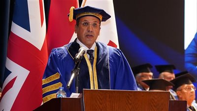 رئيس الجامعة البريطانية في مصر يحصل على وسام الشرف الملكي من إنجلترا