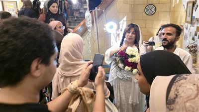 سما إبراهيم تغمر المعرض العام للفنون التشكيلية بالورود