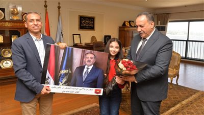 محافظ أسيوط يكرم الطالبة 