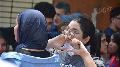 احتفالات طلاب الثانوية العامة 2025 أمام اللجان بسهولة امتحانات أول يوم (فيديو وصور)