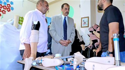 محافظ سوهاج يتفقد قافلة تركيب الأطراف الصناعية بمستشفى الهلال الأحمر (صور)