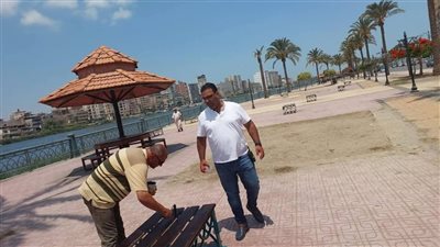 صيانة ورفع كفاءة المقاعد الخشبية بكورنيش النيل بدمياط