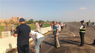 انقلاب سيارة نقل محملة بمادة كاوية على طريق السنطة - زفتى بالغربية (صور)