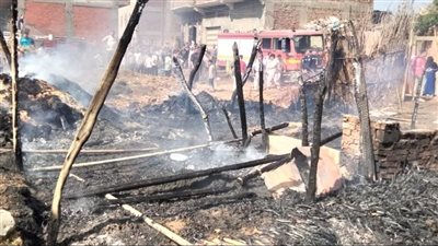 الحماية المدنية تخمد حريقا اندلع في سقف منزلين بكفر شكر دون خسائر بالأرواح (صور) 