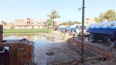 بعد غرق 9 منازل احتواء أزمة تسريب منظومة الصرف الصحى بمزرعة نجع الدير