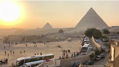 السياحة: 28 ألف زائر للأهرامات عقب إغلاق الزيارة بالمتحف المصري الكبير اليوم