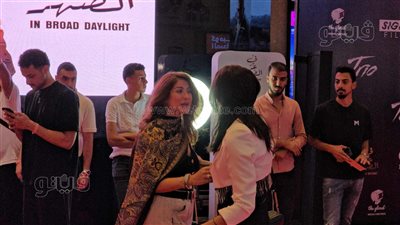 شيرين رضا بإطلالة خاطفة للأنظار وهيدي كرم بالشال في العرض الخاص لفيلم في عز الضهر (فيديو)