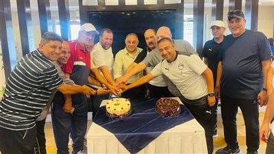 قطاع الناشئين بنادي إنبي يحتفل بعيد ميلاد أيمن الشريعي (صور)