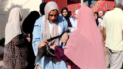 لمنع الموبايلات والسماعات، تفتيش ذاتي علي أبواب لجان الثانوية العامة بالدقهلية (صور )