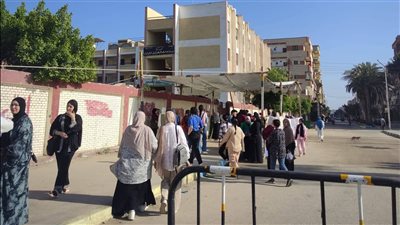 توافد طلاب الثانوية العامة بالإسماعيلية على اللجان وسط تشديد إجراءات التفتيش (صور)