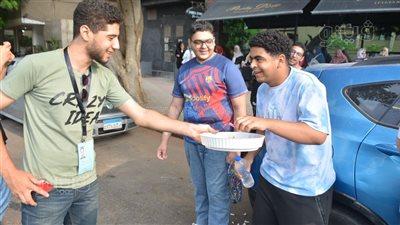 توزيع شوكولاتة ومصاصات، مبادرة طلابية لرفع المعنويات قبل دخول لجان الثانوية العامة بالدقي (فيديو وصور)