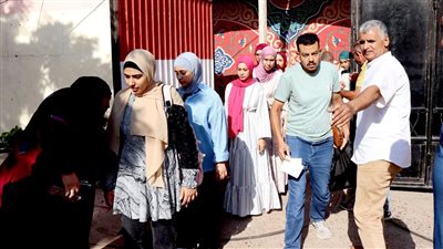 قلق وتوتر، طلاب الثانوية العامة يراجعون من الملازم أمام لجان الإسكندرية (بث مباشر)