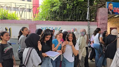 الثانوية العامة 2025، مراجعة نهائية من الطالبات قبل دخول لجنة مدرسة جمال عبد الناصر بالدقي (فيديو وصور)