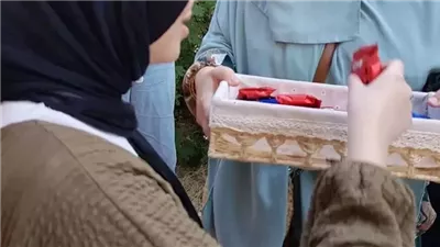 مديرو مدارس بالشرقية يوزعون الحلوى على طلاب الثانوية العامة لتخفيف التوتر قبل الامتحانات (صور)