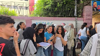 بدء توافد طلاب الثانوية العامة لأداء امتحان اللغة الأجنبية الثانية 