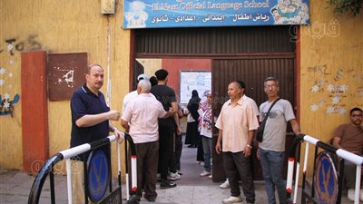 تفتيش طلاب الثانوية العامة بالعصا الإلكترونية قبل دخول اللجان (فيديو وصور)