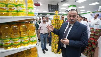 محافظ أسيوط يتفقد فرع المصرية لتجارة الجملة، ويؤكد توافر السلع بأسعار مخفضة 