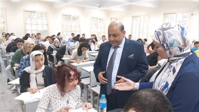 نائب رئيس جامعة القاهرة يتفقد لجان امتحانات 5 كليات (صور)