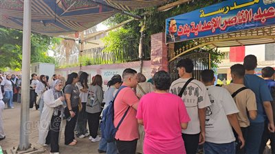 بدء دخول طلاب الثانوية العامة 2025 لجان امتحاني الفيزياء والتاريخ (فيديو)