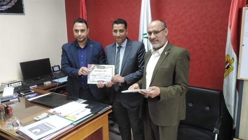 تكريم رئيس مكتب بريد