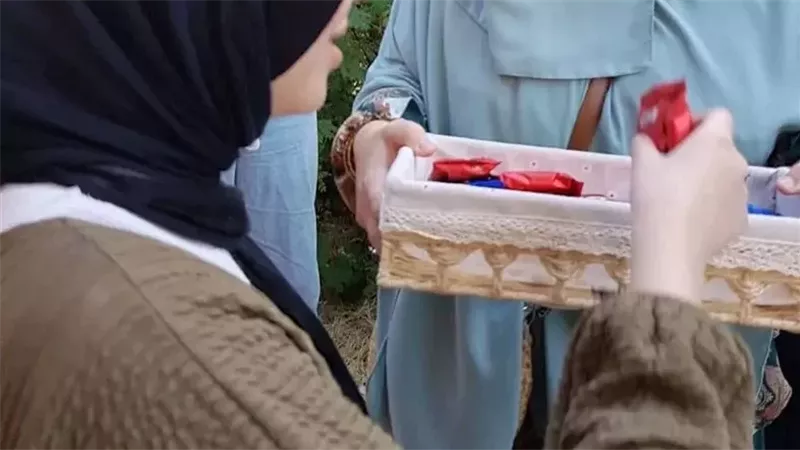 مديرو مدارس يوزعون