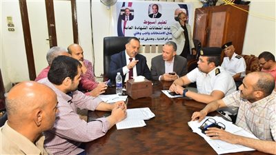 محافظ أسيوط يطمئن على الحالة الصحية للمراقبين المصابين في حادث انقلاب ميكروباص