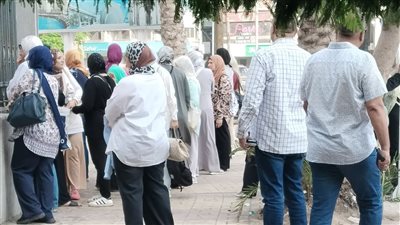 ترقب وقلق، أولياء أمور طلاب الثانوية العامة ينتظرون أبناءهم أمام اللجان بالإسكندرية 