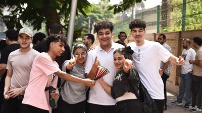 فرحة طلاب الثانوية العامة 2025 في الجيزة بانتهاء امتحان اللغة الأجنبية الثانية (فيديو وصور)