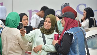 سيلفي وتوتر وعلامة نصر، أبرز مشاهد طلاب الثانوية العامة قبل الامتحانات (صور)