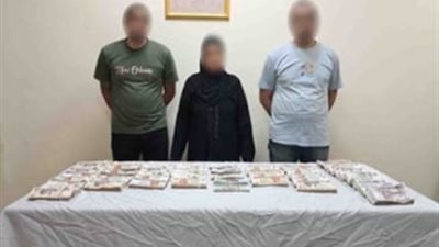 القبض على 3 أشخاص بتهمة سرقة مبالغ مالية من داخل شقة بالظاهر
