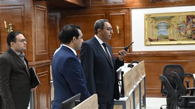 محافظ قنا يتابع سير امتحانات الثانوية العامة من مركز سيطرة الشبكة الوطنية للطوارئ والسلامة