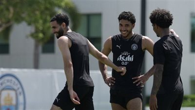 عمر مرموش يغني للاعبي مانشستر سيتي على أنغام بهاء سلطان (فيديو)