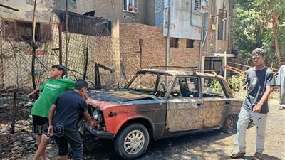 إخماد حريق هائل اندلع في سيارة وانتقل لسطح منزل بالأقصر (صور)