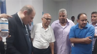 وكيل وزارة التعليم بقنا يطمئن على مراقبي الثانوية مصابي حادث حجازة