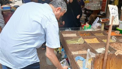 وكيل وزارة التموين بالإسكندرية يقود حملة تموينية مكبرة على الأسواق والمحلات