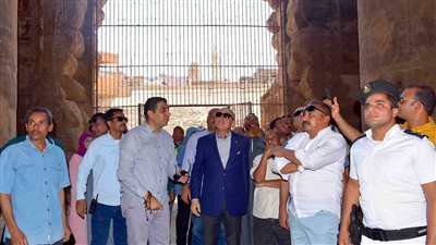محافظ الأقصر يتابع أعمال تطوير معبد إسنا (صور)