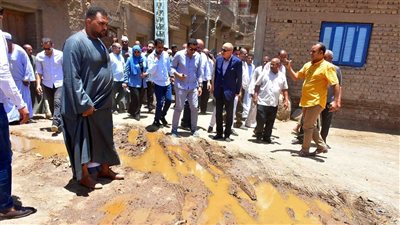 تهدد المنازل، محافظ الأقصر يوجه بحل عاجل لمشكلة المياه الجوفية بقرية النمسا (صور)