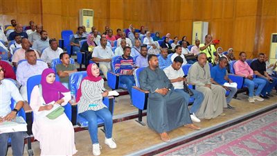 محافظ الأقصر يشهد لقاء جماهيريا في إسنا لحل شكاوى المواطنين (صور)