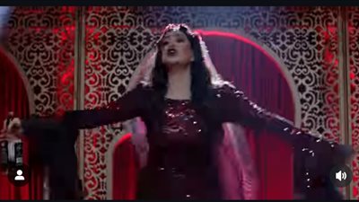 غادة عبدالرازق راقصة في كباريه خلال أحداث فيلم أحمد وأحمد 