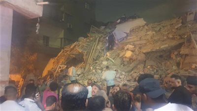 انهيار عقار مكون من 7 طوابق في السيدة زينب والبحث عن ضحايا أسفل الأنقاض