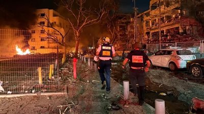 إعلام عبري: إصابتان مباشرتان في الرشقة الصاروخية إحداها في الشمال والثانية في وسط تل أبيب