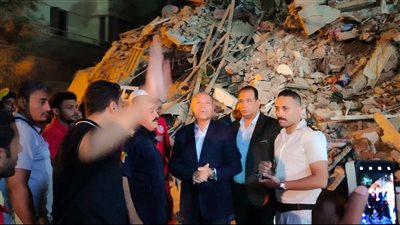 ارتفاع عدد ضحايا عقار السيدة زينب المنهار إلى حالتي وفاة و5 مصابين ومحافظ القاهرة ينتقل للموقع (صور)