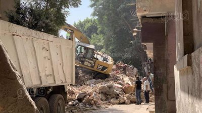 معاينة النيابة لعقارَي حدائق القبة المنهارين: مبانٍ متهالكة وصادر لأحدهما قرار ترميم والآخر إزالة