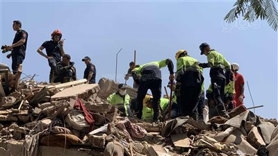 المعمل الجنائي يعاين عقار السيدة زينب المنهار