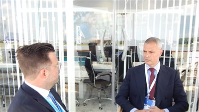 رئيس القابضة لمصر للطيران يعقد لقاءات مع كبرى شركات الصناعة