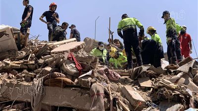 آخر تطورات انهيار عقار السيدة زينب.. ارتفاع الوفيات إلى 4 أشخاص.. فصل الكهرباء وسماع أصوات أسفل الأنقاض.. وهذه أسباب الكارثة