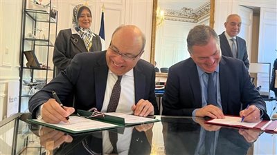 وزير الطيران المدني ونظيره للنقل الفرنسي يوقعان اتفاقية ترتيبات فنية
