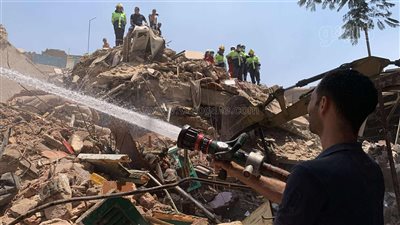  الحماية المدنية تستخدم خراطيم لتتبع أصوات الضحايا أسفل عقار السيدة زينب المنهار (فيديو) 